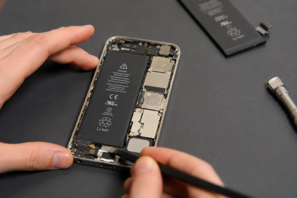 Combien coûte le remplacement d’une batterie de smartphone ? Prix (2026)